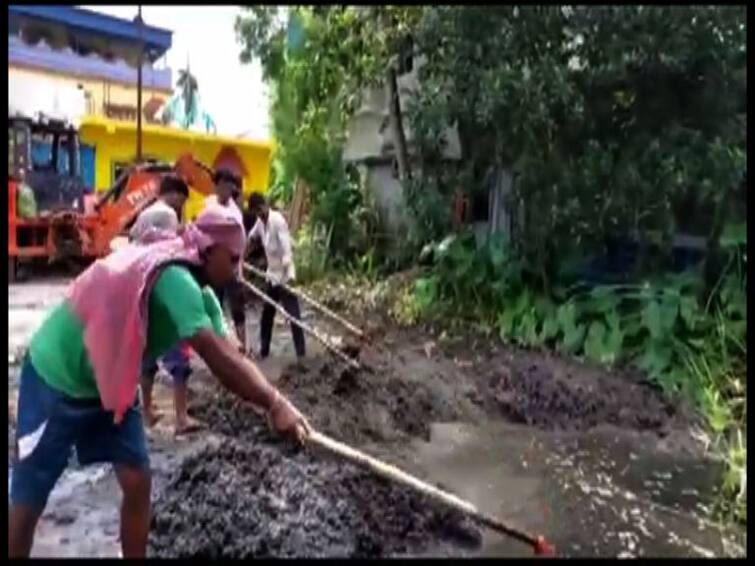 north 24 pargana: Bhatpara Municipality is quick to stop the filling of the pond, allegation of taking money against the councillor North 24 Pargana: পুকুর ভরাট রুখতে তত্পর ভাটপাড়া পুরসভা, কাউন্সিলরের বিরুদ্ধে উঠল টাকা নেওয়ার অভিযোগ