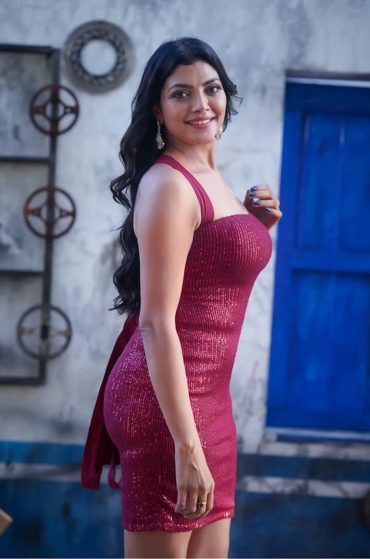 ఆ తర్వాత ‘సారీ నాకు పెళ్లైంది’, ‘జాంబి రెడ్డి’ సినిమాల్లో నటించి బాగానే గుర్తింపు తెచ్చుకుంది. Photo Credit: Lahari Shari/instagram