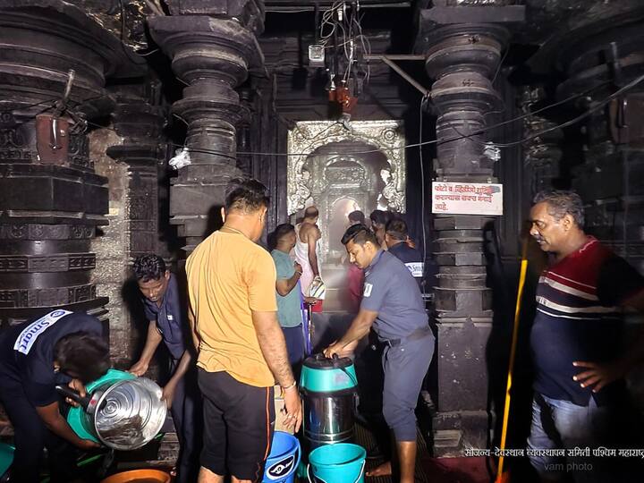 अंबाबाई मंदिरात नवरात्रौत्सवाची जय्यत तयारी सुरु आहे. देवीच्या गाभाऱ्याची बुधवारी स्वच्छता करून घेण्यात आली. मुंबईस्थित संजय मेंटेनेन्स कंपनीकडून दरवर्षी मोफत मंदिराची स्वच्छता केली जाते.