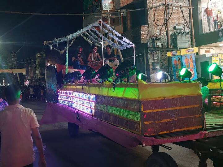 Prayagraj: समूची दुनिया में दशहरे (Dussehra 2022) पर भले ही जगह-जगह रावण के पुतले जलाए जाने की परम्परा हो, लेकिन संगम नगरी प्रयागराज (Prayagraj) में दशहरा उत्सव की शुरुआत तीनो लोकों के विजेता लंकाधिपति रावण की पूजा-अर्चना और भव्य शोभा यात्रा के साथ होती है. इस दौरान घोडों- रथों, बैंड पार्टियों और आकर्षक लाइट्स के बीच महाराजा रावण की शोभा यात्रा जब उनके कुनबे और मायावी सेना के साथ प्रयागराज की सड़कों पर निकलती है, तो उसके स्वागत में जनसैलाब उमड़ पड़ता है. देखिए इसकी कुछ खास तस्वीरें.....