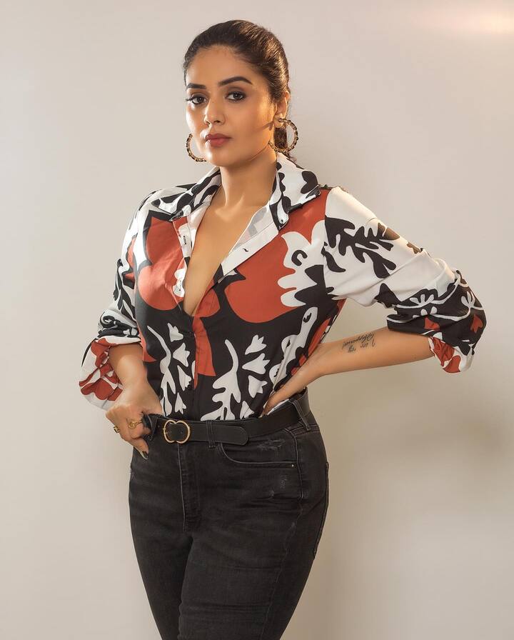 ఈ హాట్ యాంకర్ హీరోయిన్ గా కూడా ఇటీవల ఎంట్రీ ఇచ్చింది. Photo credit: Sreemukhi/ instagram