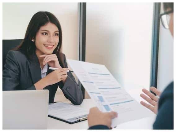 હંમેશા હકારાત્મક રહો: આ પાઠ ખાસ કરીને ફ્રેશર્સ માટે, જેમની પાસે સકારાત્મકતાનો સૌથી વધુ અભાવ છે. જો તમને આ નોકરી નહીં મળે તો બીજી સારી નોકરી મળશે. જો તમે આ વિચારને તમારા મનમાં રાખશો તો જલ્દી જ નકારાત્મકતા તમને ઘેરશે નહીં. તમે ફક્ત તમારું શ્રેષ્ઠ આપવાનો પ્રયાસ કરો.