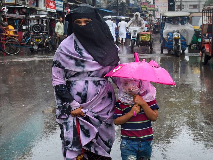 आईएमडी ने छिटपुट भारी बारिश के बारे में लोगों को आगाह करते हुए एक 'ऑरेंज अलर्ट' जारी किया है, जो विजिबिलिटी को कम कर सकता है, यातायात को बाधित कर सकता है और कच्ची सड़कों और कमजोर संरचनाओं को नुकसान पहुंचा सकता है.