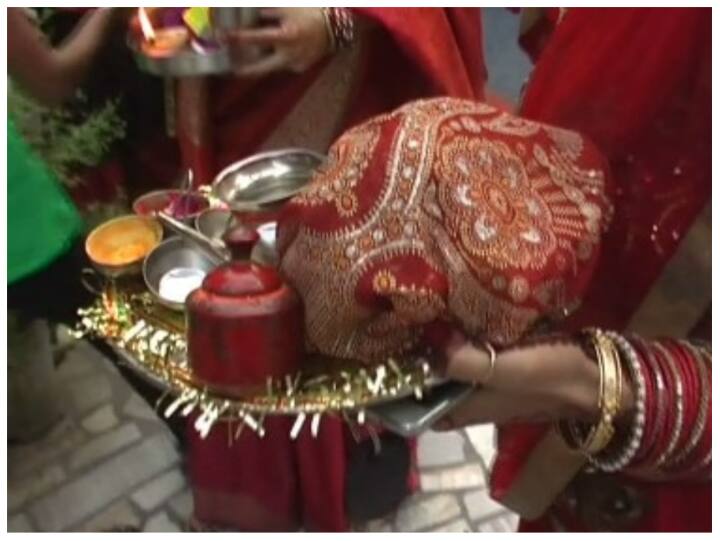 जैसे सास सरगी देती है वैसे ही लड़की के मायके से बाया आता है. इसे करवाचौथ की शाम की पूजा से पहले दिया जाता है. इसमें मिठाई, कपड़े और गिफ्ट लड़की के मायके से आते हैं.