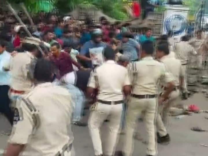 हैदराबाद के राजीव गांधी इंटरनेशनल स्टेडियम में 25 सितंबर को भारत और ऑस्ट्रेलिया के बीच टी20 मुकाबला खेला जाना है. इसके लिए गुरुवार से ऑफलाइन टिकट बिक्री शुरू हुई. पहले ही दिन यहां जमकर हंगामा हुआ.