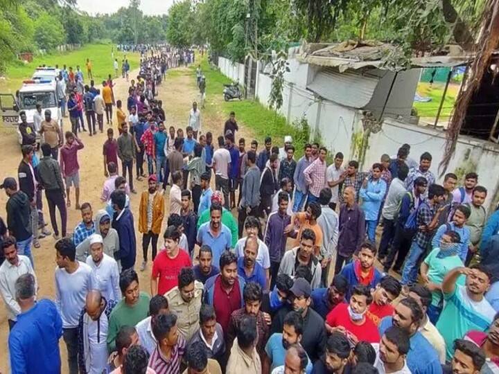 प्रत्यक्षदर्शियों का मानना है कि टिकट बिक्री शुरू होने से पहले ही करीब चार किमी की लंबी कतार लग गई थी और गेट खुलते ही कतारें टूट गईं और चारों ओर अफरा-तफरी मच गई.