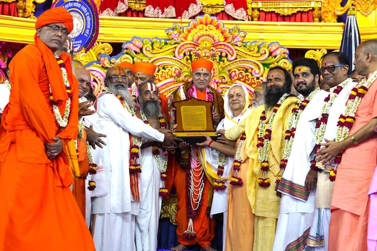 Ahmedabad: Jitendriyapriyadasji was honored with a special title in the Shree Swaminarayan Gadi Suvarna Mohotsav. અમદાવાદઃ શ્રી સ્વામિનારાયણ ગાદી સુવર્ણ મહોત્સવમાં જિતેન્દ્રિયપ્રિયદાસજીને વિશિષ્ટ પદવીથી સન્માનિત કરાયા