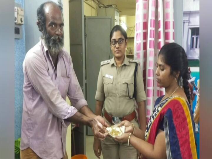 Theni: old man handed over a 10-pound gold chain lying on the road to the police TNN சாலையில் கிடந்த 10 பவுன் தங்க சங்கிலி....எடுத்தவரையே உரிமையாளரிடம் கொடுக்க வைத்த போலீஸ்..!