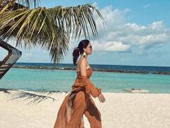 PHOTO: समुद्रकिनारी सुट्ट्या घालवतेय सुरभी ज्योती, हॉट अँड बोल्ड फोटो व्हायरल!