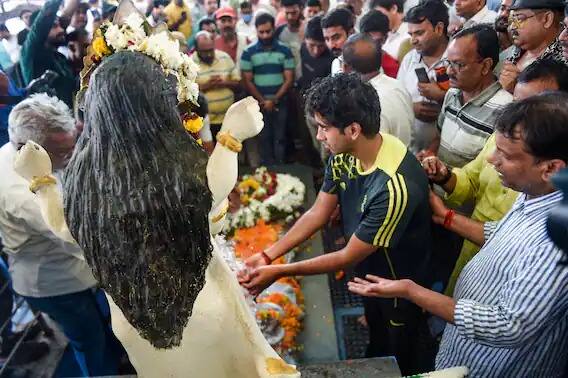 ਦੇਸ਼ ਦੇ ਮਸ਼ਹੂਰ ਕਾਮੇਡੀਅਨ ਰਾਜੂ ਸ਼੍ਰੀਵਾਸਤਵ ਹੁਣ ਇਸ ਦੁਨੀਆ 'ਚ ਨਹੀਂ ਰਹੇ। ਅਦਾਕਾਰ ਦੀ 21 ਸਤੰਬਰ ਨੂੰ ਦਿੱਲੀ ਦੇ ਏਮਜ਼ ਹਸਪਤਾਲ ਵਿੱਚ ਮੌਤ ਹੋ ਗਈ ਸੀ। 22 ਸਤੰਬਰ ਨੂੰ ਉਨ੍ਹਾਂ ਦਾ ਸਸਕਾਰ ਕਰ ਦਿੱਤਾ ਗਿਆ।