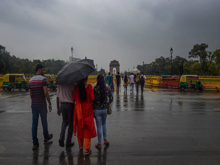 एक अन्य ट्वीट में कहा गया, कृपया मोती बाग जंक्शन से महात्मा गांधी मार्ग पर शांति निकेतन के पास जलजमाव के कारण धौला कुआं की ओर यात्रा करने से बचें.