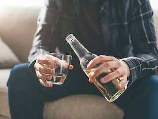 Alcohol Addiction : ਰੋਜ਼ ਲਗਾਉਂਦੇ ਹੋ ਪੈੱਗ ਤਾਂ ਸਮਝ ਜਾਓ ਕਿ ਤੁਹਾਨੂੰ ਲੱਗ ਗਈ ਏ ਸ਼ਰਾਬ ਦੀ ਲਤ, ਇਸ ਤਰ੍ਹਾਂ ਪਾਓ ਛੁਟਕਾਰਾ