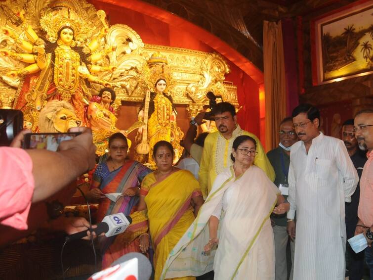 Road Must Not Get Blocked Instructs Mamata Banerjee While Inaugurating Durga Puja Of Sreebhumi Sporting Club To Sujit Basu Mamata Banerjee: 'রাস্তা যেন বন্ধ না হয়', শ্রীভূমি স্পোর্টিংয়ের উদ্বোধনে এসে সুজিত বসুকে সতর্কবার্তা মুখ্যমন্ত্রীর