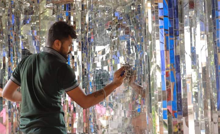 তিলোত্তমাবাসীকে এ বার নিজের শহরেই সেই শিশমহল উপহার দিচ্ছে মহম্মদ আলি পার্ক পুজো কমিটি। মূল্যবান পাথর, কাচ, কারুকাজ করা ছবিতে সাজিয়ে তোলা হচ্ছে মণ্ডপ। তাতে শেষ মুহূর্তের পরশ ছোঁয়াতে ব্যস্ত শিল্পীরা।