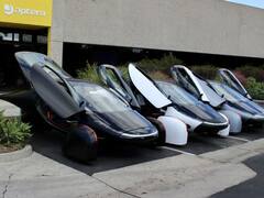 बॅटरी आणि सौर उर्जेवर धावते 'ही' कार, जाणून घ्या फीचर्स आणि किंमत