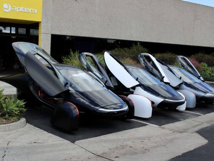 अमेरिकेतील स्टार्ट-अप कंपनी Aptera EV ने आपल्या सोलर कार सादर केली आहे. ही एक हायब्रीड कार आहे, जी बॅटरी आणि सोलर चार्जिंग या दोन्हीवर धावू शकते.