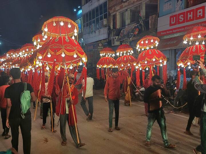 इस साल शोभा यात्रा में शामिल डेढ़ दर्जन से ज्यादा झांकियां लोगों के ख़ास आकर्षण का केंद्र रहीं. रावण बारात के नाम से निकलने वाली इस शोभा यात्रा के साथ ही प्रयागराज में दशहरा उत्सव शुरू हो गया है. प्रयागराज में लंकाधिपति रावण को उनकी विद्वता के कारण पूजा जाता है और कटरा की रामलीला कमेटी दशहरे के दिन ना तो रावण का दहन करती है और ना ही उनके पुतले का वध.