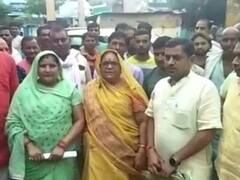 भिंड में परिजनों को मीटिंग में नहीं जाने देने पर पंचायत सदस्यों का हंगामा, CEO की हटाने की मांग