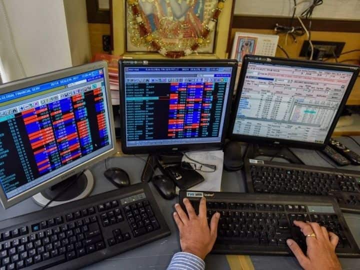Stock Market BSE Sensex Slides 337 Points NSE Nifty Holds 17600 Following Fed's Aggressive Rate Hike Stock Market: Sensex Slides 337 Points, Nifty Holds 17,600 Following Fed's Aggressive Rate Hike