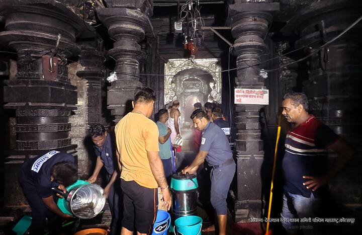 मंदिराच्या अंतर्गत भागासह गाभाऱ्याची स्वच्छता करण्यात आली आहे.