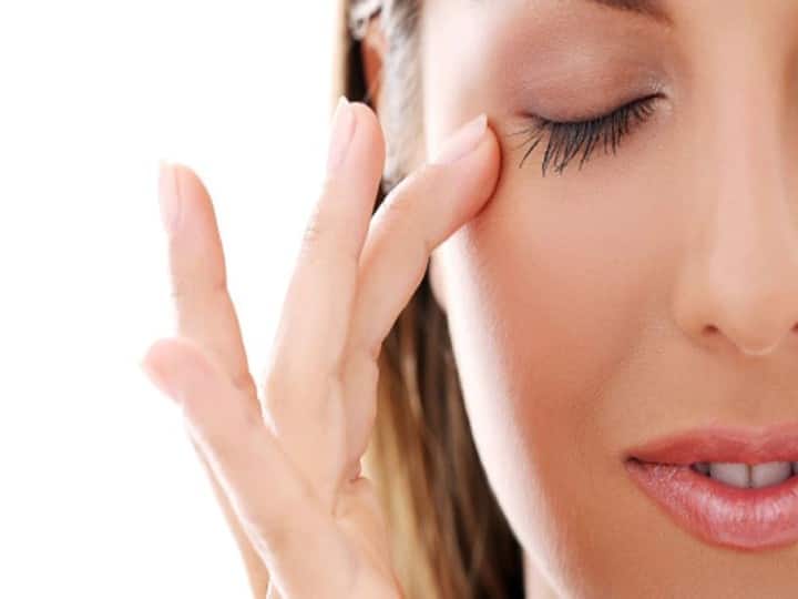 सामुद्रिक शास्त्र के अनुसार आंख का फड़कना भविष्य में होने वाली शुभ और अशुभ घटनाओं का संकेत देती है. महिलाओं की बाईं आंख फड़कना शुभ माना जाता है. शास्त्रों के अनुसार स्त्रियों की बाईं आंख फड़कने पर उन्हें आर्थिक लाभ मिलता है.