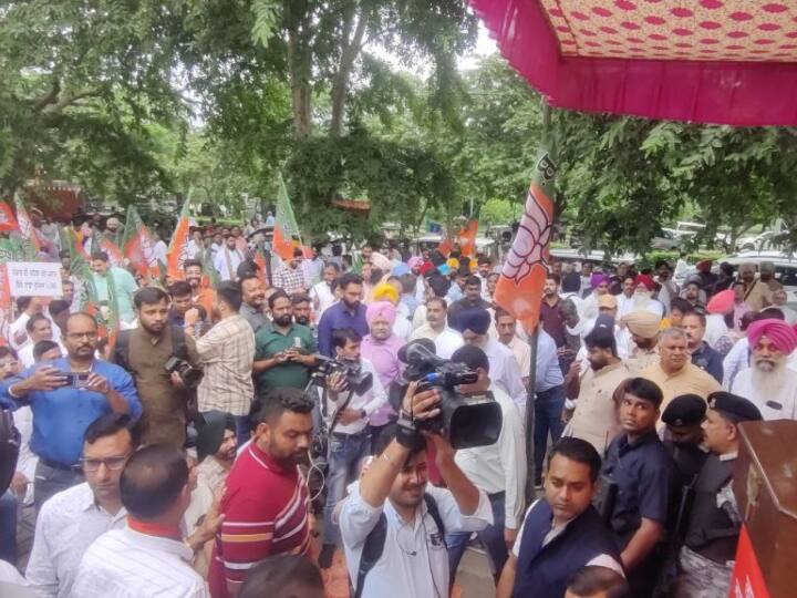 Chandigarh BJP protest against Punjab CM Bhagwant Mann Police use water cannon Punjab Politics: चंडीगढ़ में पंजाब सरकार के खिलाफ BJP का विरोध प्रदर्शन, सीएम भगवंत मान के घर को घेरने की कोशिश