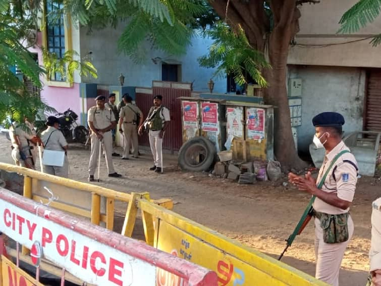 National Investigation Agency officials raid the house of the executive of Popular front of India in Coimbatore TNN கோவையில் பி.எப்.ஐ. நிர்வாகி வீட்டில் என்.ஐ.ஏ. சோதனை; எதிர்ப்பு தெரிவித்து போராட்டம், தள்ளுமுள்ளு