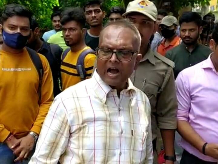 prayagraj allahabad university chief proctor harsh kumar given threat for counter protest ann Allahabad University Protest: धक्का-मुक्की से नाराज चीफ प्रॉक्टर ने की छात्रों की गिरफ्तारी की मांग, कहा- 'अब मैं दूंगा धरना'