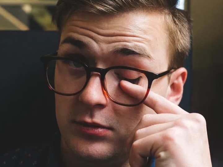 वहीं अगर पुरुष की बाईं आंख फड़कती है तो इसे अशुभ संकेत माना जाता है. इससे भविष्य में उन्हें धन हानि होने की आशंका रहती है. साथ ही विवाद की स्थिति पैदा हो सकती है. बेवजह परिवार या फिर दोस्तों में बहस होने के संकेत देती है पुरुषों की बाईं आंख की फड़कन