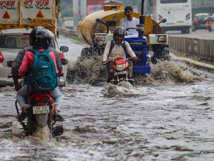 Delhi People troubled by waterlogging and jam after rain Delhi Rain: दिल्ली में बारिश ने थामी पहियों की रफ्तार, जलभराव और जाम से परेशान हुए लोग
