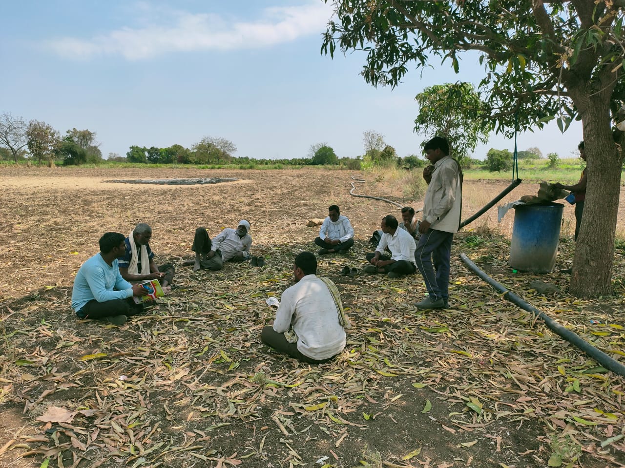 Maharashtra Agriculture News : उच्चशिक्षीत तरुणांचा शेतकऱ्यांसाठी पुढाकार, 'कृषी सारथी'च्या माध्यमातून बळीराजाला बांधावर सेवा