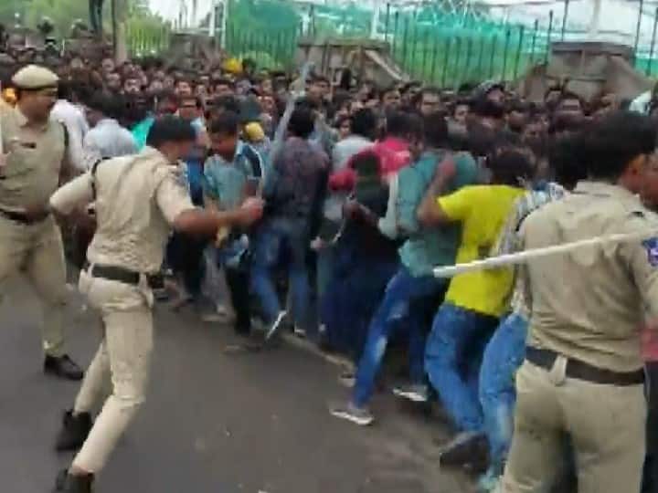 हैदराबाद के जिमखाना मैदान में टिकट खरीदने के लिए क्रिकेट फैंस का सैलाब उमड़ पड़ा. भीड़ और धक्कामुक्की के बीच यहां भगदड़ भी मच गई. हंगामा इतना बढ़ गया कि पुलिस को लाठीचार्ज करना पड़ा.