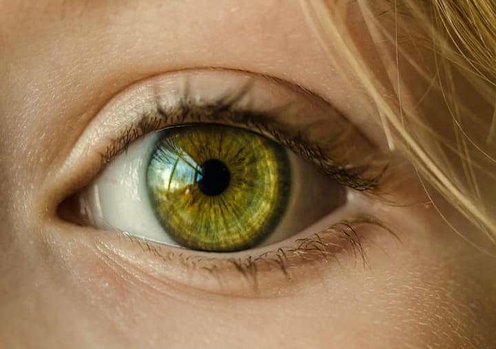 eyes are getting sick do not ignore symptoms at all World Sight Day: कहीं बीमार तो नहीं हो रहीं हैं आपकी आंखें, इन Symptoms को बिल्कुल भी अनदेखा न करें