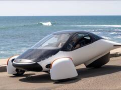 बॅटरी आणि सौर उर्जेवर धावते 'ही' कार, जाणून घ्या फीचर्स आणि किंमत