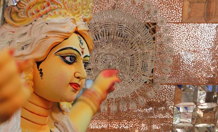 পুজো কমিটির সদস্যরা জানিয়েছেন, পুজো নিয়ে অলিখিত প্রতিযোগিতায় যেতে আগ্রহী নন তাঁরা। শুধু ঐতিহ্য ধরে রাখাই তাঁদের লক্ষ্য। শিশমহেলর আদলে প্যান্ডেল তৈরি তারই অঙ্গ।