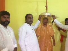 CM Yogi Temple: योगी मंदिर पहुंचे अमित जानी ने चढ़ाया सवा किलो चांदी का छत्र, देखिए- तस्वीरें