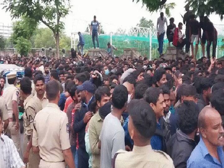 टिकट खरीदने के लिए क्रिकेट फैंस बुधवार से ही जिमखाना में जमा होने लगे थे. गुरुवार सुबह तक यहां लंबी-लंबी कतारें लग गई. जैसे ही काउंटर टिकट के लिए गेट ओपन हुए तो लोगों ने भगदड़ मचा दी.