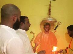 CM Yogi Temple: योगी मंदिर पहुंचे अमित जानी ने चढ़ाया सवा किलो चांदी का छत्र, देखिए- तस्वीरें