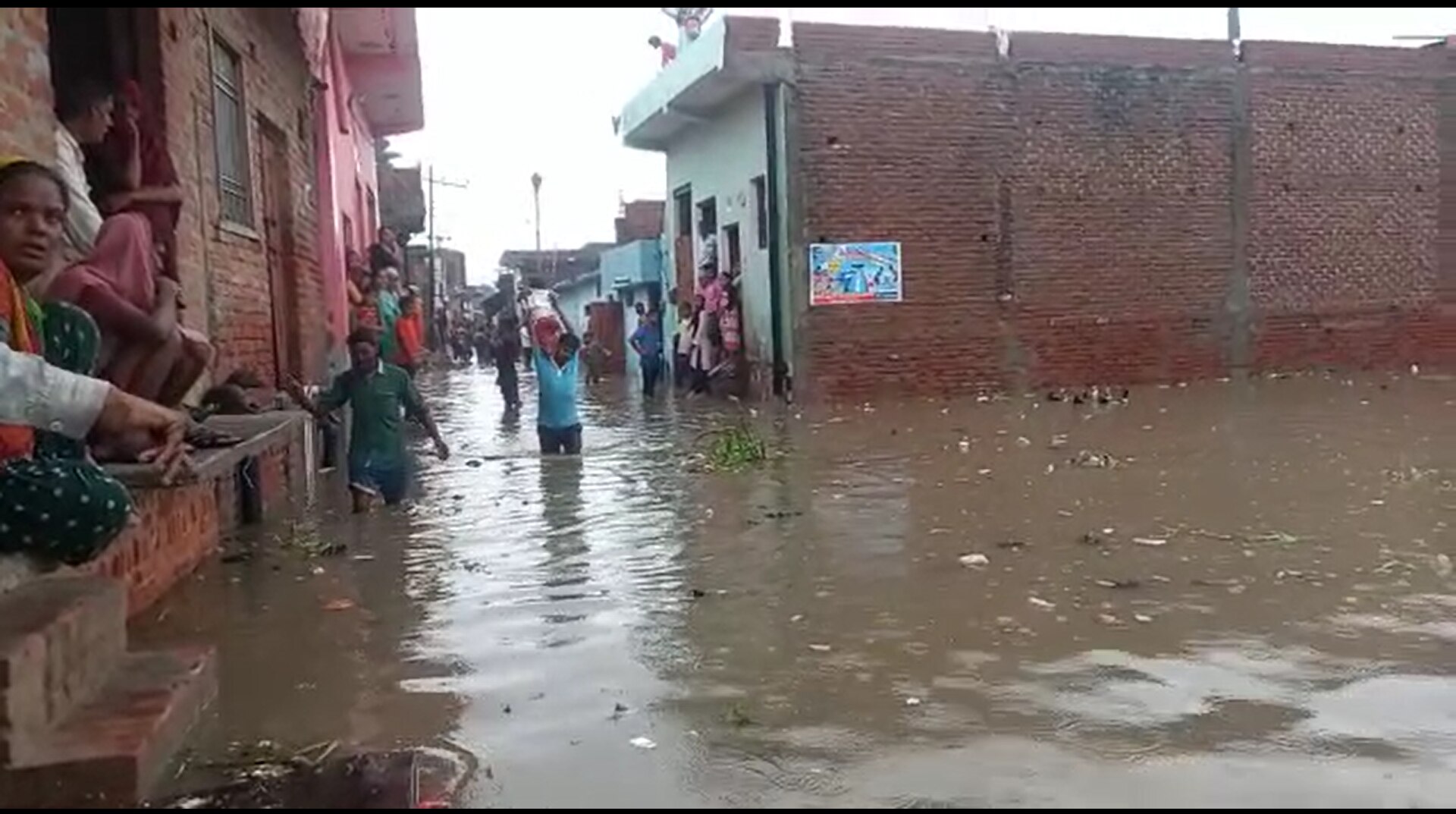 Watch: फिरोजाबाद में आफत की बारिश, गैरेज में खड़ी कई गाड़ियां पानी में डूबीं, सामने आया वीडियो