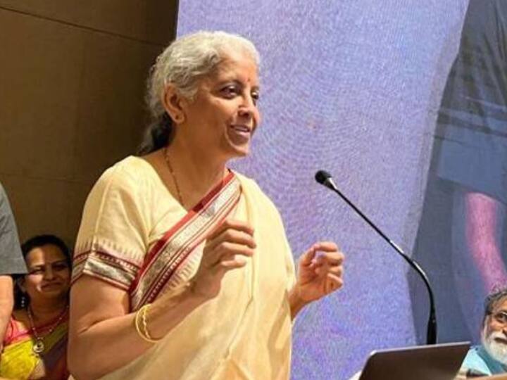 Nirmala Sitaraman in Pune : सगळ्या पुणेकरांना... निर्मला सीतारमण यांनी केली मराठीतून भाषणाला सुरुवात, सभागृहात टाळ्यांचा कडकडाट Nirmala Sitharaman started her speech in Marathi in Pune Nirmala Sitaraman in Pune : सगळ्या पुणेकरांना... निर्मला सीतारमण यांनी केली मराठीतून भाषणाला सुरुवात, सभागृहात टाळ्यांचा कडकडाट