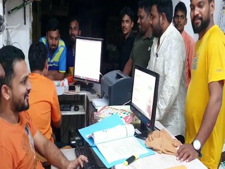 Nandurbar Gram Panchayat Election Election for 206 gram panchayats in second phase rush to file applications till midnight in Navapur Gram Panchayat Election : नंदुरबारमध्ये दुसऱ्या टप्प्यात 206 ग्रामपंचायतीसाठी निवडणूक, 13 ऑक्टोबरला मतदान, 14 ऑक्टोबरला निकाल