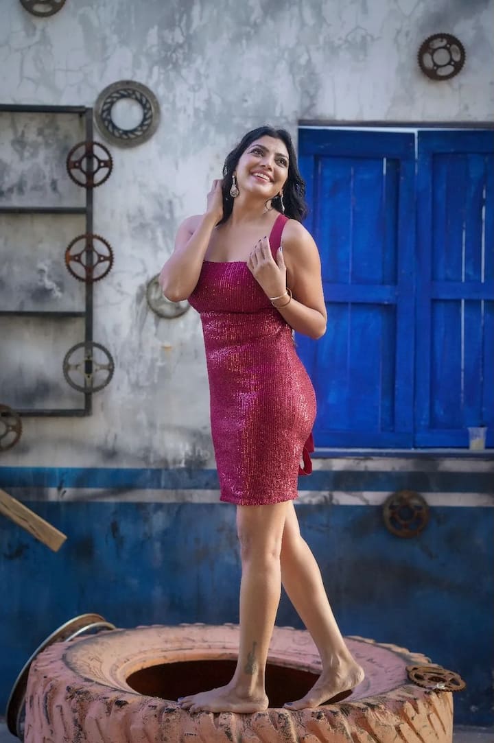 ఇప్పుడిప్పుడే  మెల్ల మెల్లగా సినిమా పరిశ్రమలో అవకాశాలు దక్కించుకుంటున్నది. Photo Credit: Lahari Shari/instagram