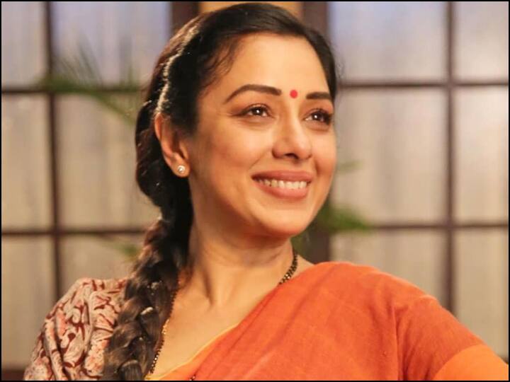 रुपाली गांगुली और गौरव खन्ना के सुपरहिट शो 'अनुपमा' इस बार टीआरपी में एक पायदान खिसक कर दूसरे नंबर पर चला गया है. हालांकि दर्शक अनुपमा के नये ट्रैक को काफी पसंद कर रहे हैं.