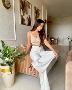 PHOTO: समुद्रकिनारी सुट्ट्या घालवतेय सुरभी ज्योती, हॉट अँड बोल्ड फोटो व्हायरल!