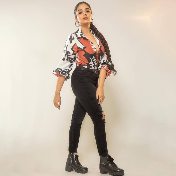 ఈ ముద్దుగుమ్మ బిజినెస్ లో కూడా రాణిస్తుంది. Photo credit: Sreemukhi/ instagram
