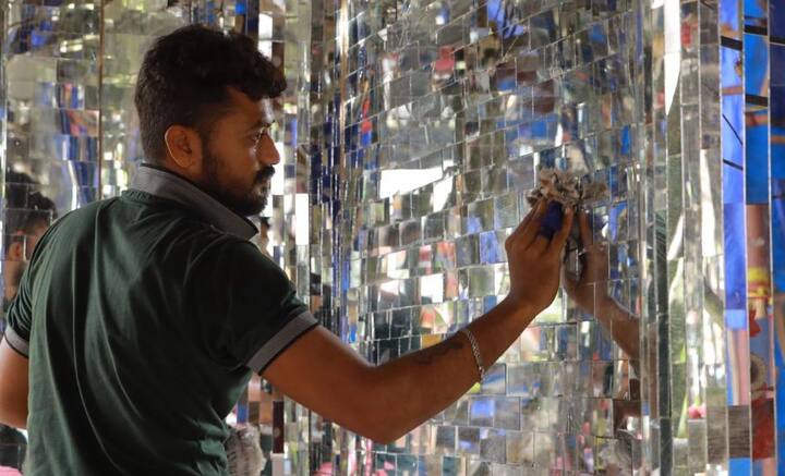 হাজার হাজার কাচের প্রতিফলন, মণ্ডপ এবং আলোকসজ্জা প্রাণবন্ত করে তুলবে প্যান্ডেলকে। রাজস্থানের ঐতিহাসিক প্রাসাদের ইতিহাস পুনরুজ্জীবিত হয়ে উঠবে শহর কলকাতার বুকে।