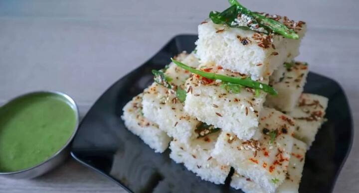 ફરાળી ઢોકળા-નવરાત્રીના વ્રતમાં આ ઓઇલી અને સ્પાઇસી ડિશ ન ખાવા માંગતા હો તો સાંબાના સ્વાદિષ્ટ ઢોકળા પણ સારો ઓપ્શન છે.