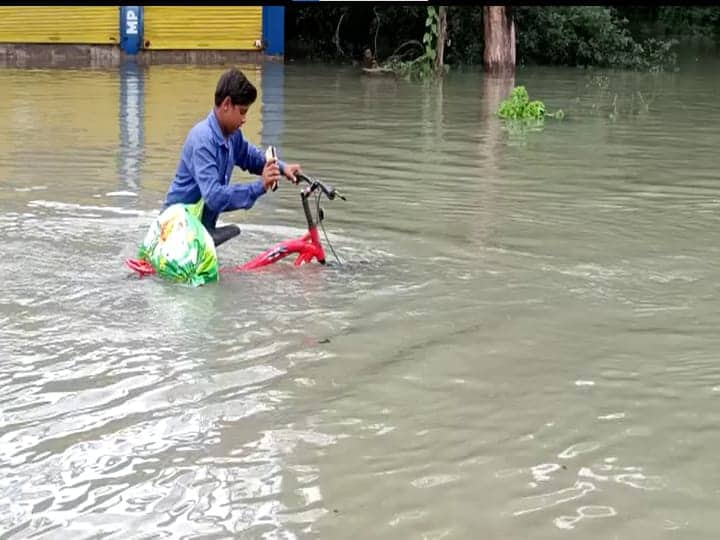 hamirpur news Due to the rain the situation of floods will be created ANN Hamirpur News: लगातार हो रही बारिश से कई गांव डूबे, ट्रैक्टर की मदद से निकाले जा रहे लोग
