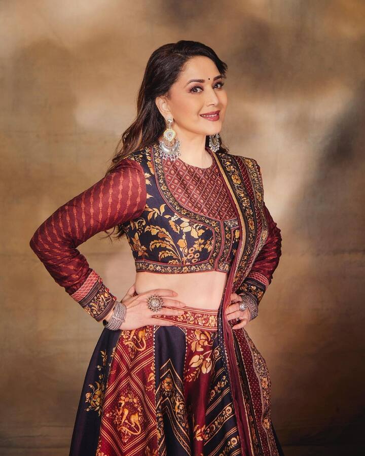 बढ़ती उम्र के साथ माधुरी दीक्षित (Madhuri Dixit) अपने हुस्न का और जादू बिखेर रही हैं. लेटेस्ट फोटो में उनके लुक को देख आपके भी जुबान से भी लाजवाब ही निकलेगा ये तय बात है.