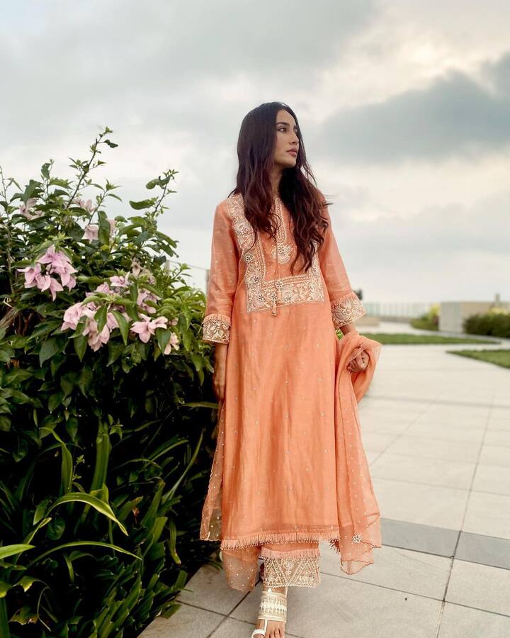 अभिनेत्रीने येथे आपले केस बांधले आहेत आणि सनग्लासेस लावले आहेत. या लूकमध्ये ती खूपच ग्लॅमरस दिसत आहे.(फोटो सौजन्य :surbhijyoti/इंस्टाग्राम)